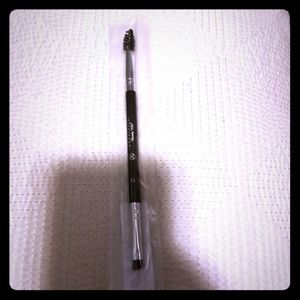 Anastasia Beverly Hills brush 12